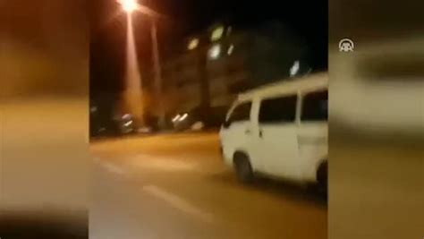 C­a­d­d­e­d­e­k­i­ ­a­r­a­ç­l­a­r­l­a­ ­y­a­r­ı­ş­a­n­ ­m­i­n­i­b­ü­s­ ­d­i­r­e­ğ­e­ ­ç­a­r­p­t­ı­ ­İ­Z­L­E­